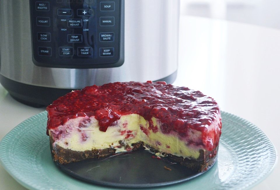 Cheesecake cu zmeură la Multicooker-ul Crock Pot Express cu gătire sub presiune by Rețete Papa Bun