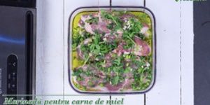 Reteta Marinada pentru carnea de miel cu vin alb si verdeturi