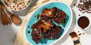 Rețetă coaste de porc marinate la cuptor, cu sos barbeque și cafea