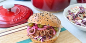 Rețetă burger pulled beef la vasul rotund pentru cuptor cu capac, din fontă emailată, 2.84L Crock-pot pregătită de Taste Bazaar