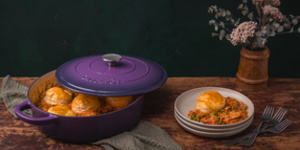 Rețetă mâncare de legume cu pui mărunțit și foietaj în vasul de fontă Crock-pot