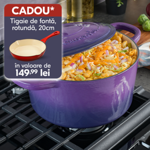 vas de fonta mov pe aragaz cu mancare inauntru