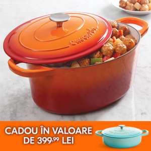 vas de fonta portocaliu oval pe masa