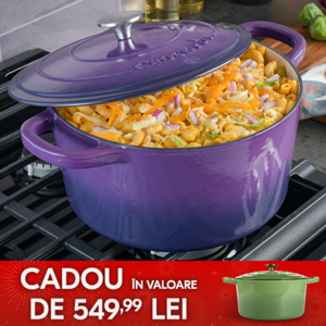 vas de fonta mov pe aragaz cu mancare inauntru