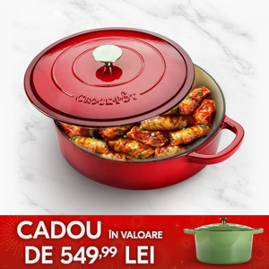 vas de fonta rosu crockpot pe masa cu mancare inauntru