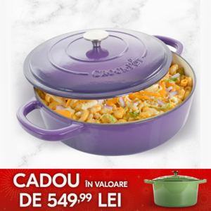 vas de fonta mov Crockpot mov cu mancare inauntru pe fundal alb cu model