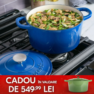 oala de fonta albastra cu mancare pe aragaz