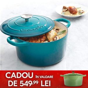 vas de fonta turcoaz cu mancare pe masa