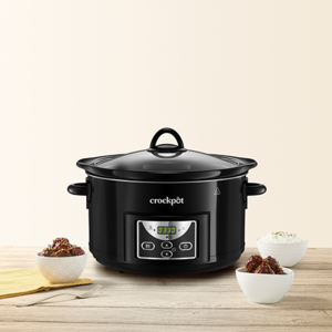 slow cooker crockpot 4,7L pe masa cu fundal de perete