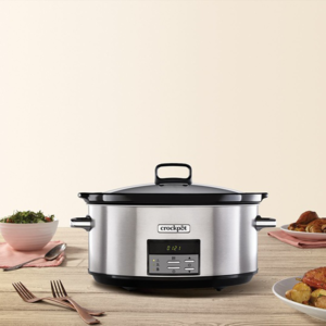 slow cooker crockpot 7,5L pe masa cu fundal de perete crem