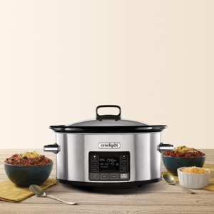slow cooker crockpot 5,6L pe masa cu fundal de perete bej