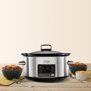 slow cooker crockpot 5,6L pe masa cu fundal de perete bej