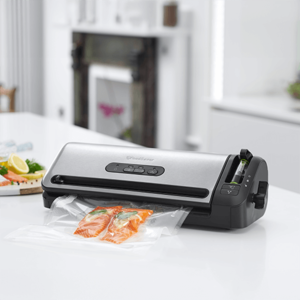 aparat de vidat foodsaver ffs017x pe masa cu fileuri de somon in punga