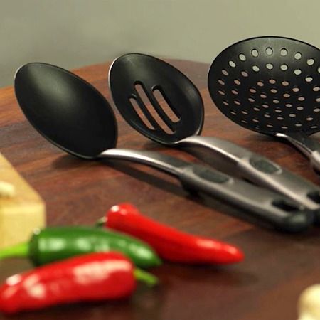 3 ustensile de gătit incluse