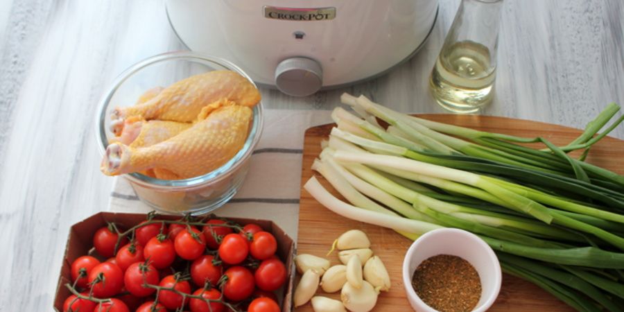 Friptură de pui cu ceapă verde și roșii la Slow Cooker 4.5L DuraCeramic Hinged Lid Sauté Crock-Pot by Lauras Sweets