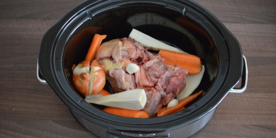 Rețetă stock de pui la Slow Cooker 5.6L Digital TimeSelect Crock-Pot by Rețete Papa Bun