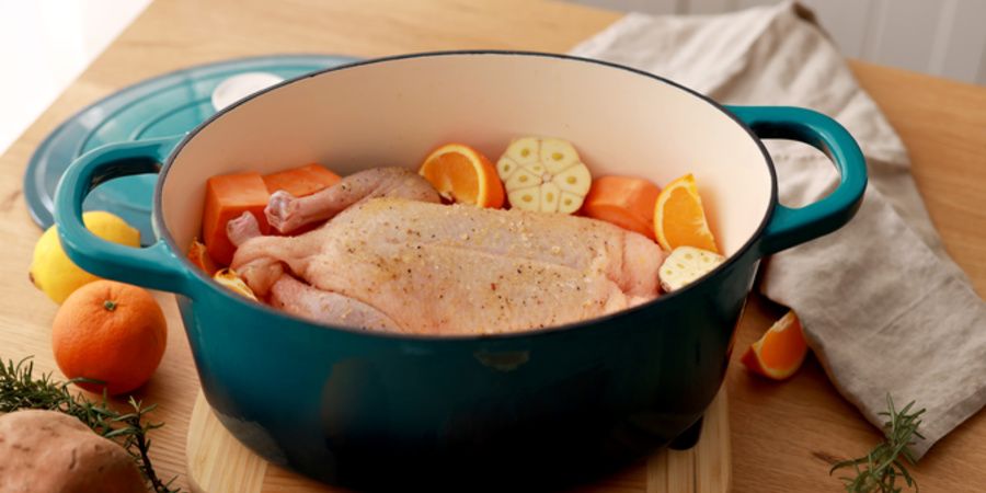 Rețetă rață la cuptor cu cartofi dulci, morcovi și portocale la vasul din fontă emailată de 6.6L Crock-Pot by Bucătar Maniac