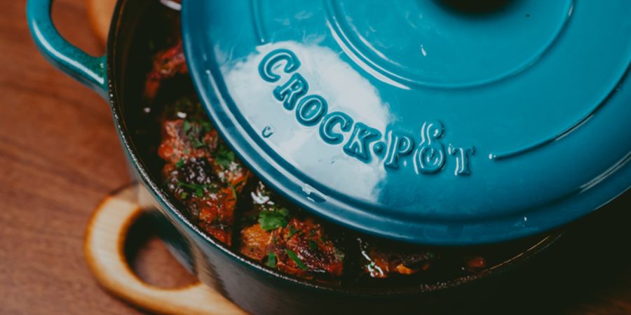 Rețetă stufat de berbecuț cu cartofi fierți în vasul din fontă emailată de 3.3L Crock-Pot by Chef Roxana Blenche