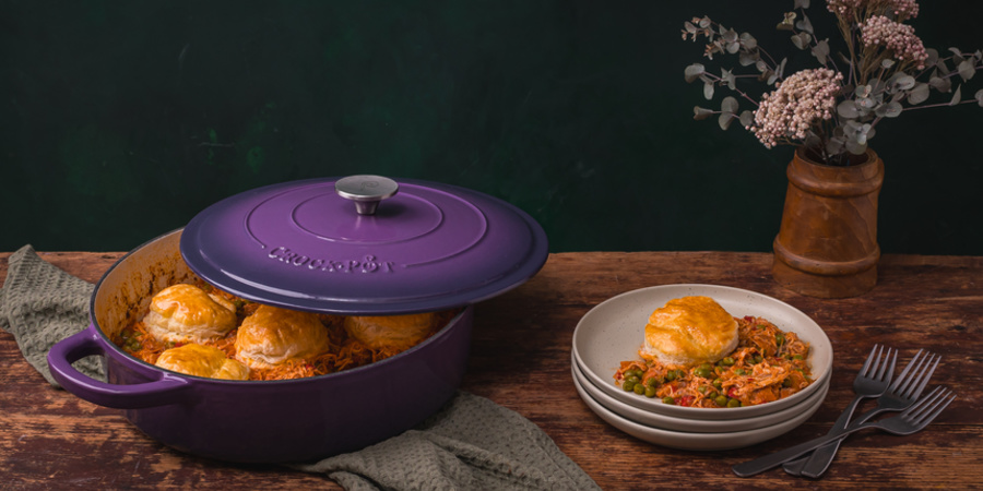 Rețetă mâncare de legume cu pui mărunțit și foietaj în vasul de fontă Crock-pot