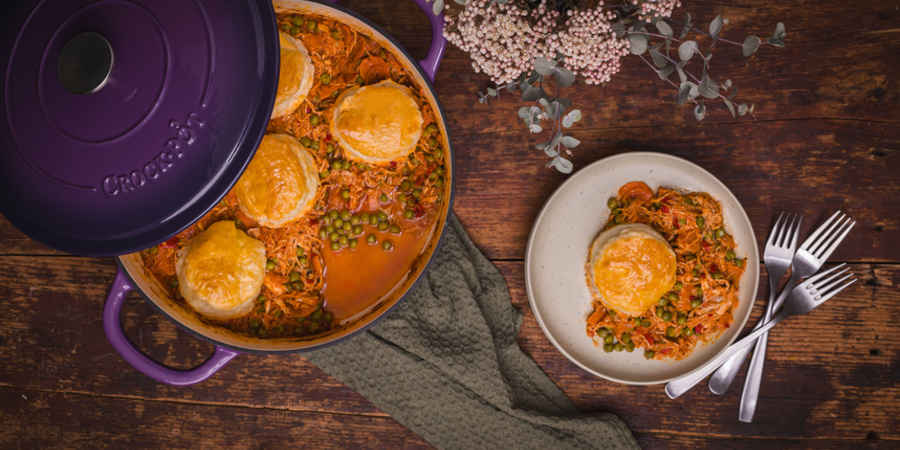 Rețetă mâncare de legume cu pui mărunțit și foietaj în vasul de fontă Crock-pot